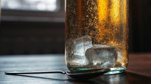 Astuces rapides pour refroidir une bouteille efficacement