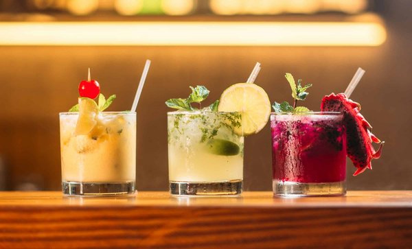 Quelles sont les techniques pour infuser des saveurs fumées dans des cocktails créatifs?