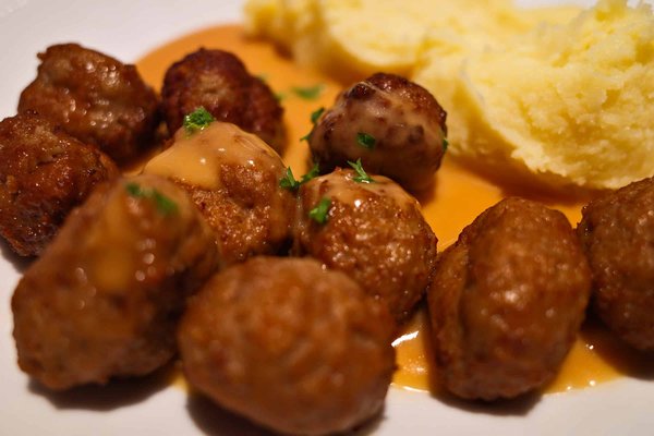 Comment préparer des boulettes de viande à la suédoise avec une sauce crémeuse?